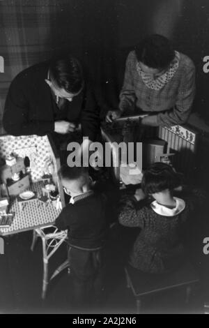 Alltagszenen einer Familie, Deutsches Reich 1930er Jahre. Scene di vita quotidiana di una famiglia, Germania 1930s. Foto Stock