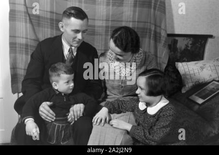 Alltagszenen einer Familie, Deutsches Reich 1930er Jahre. Scene di vita quotidiana di una famiglia, Germania 1930s. Foto Stock