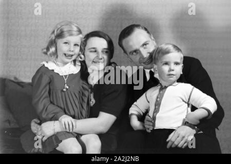 Alltagszenen einer Familie, Deutsches Reich 1930er Jahre. Scene di vita quotidiana di una famiglia, Germania 1930s. Foto Stock