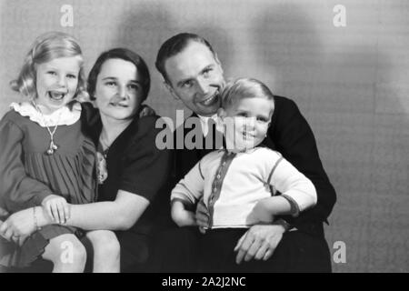 Alltagszenen einer Familie, Deutsches Reich 1930er Jahre. Scene di vita quotidiana di una famiglia, Germania 1930s. Foto Stock