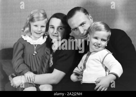 Alltagszenen einer Familie, Deutsches Reich 1930er Jahre. Scene di vita quotidiana di una famiglia, Germania 1930s. Foto Stock