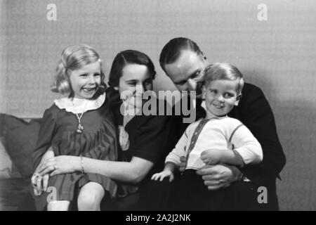 Alltagszenen einer Familie, Deutsches Reich 1930er Jahre. Scene di vita quotidiana di una famiglia, Germania 1930s. Foto Stock