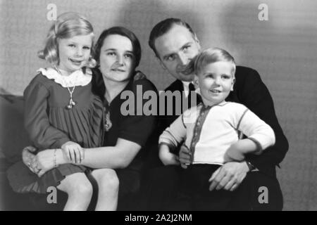 Alltagszenen einer Familie, Deutsches Reich 1930er Jahre. Scene di vita quotidiana di una famiglia, Germania 1930s. Foto Stock