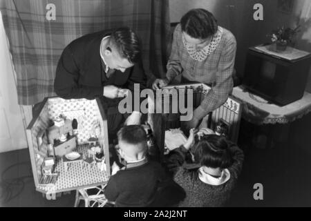 Alltagszenen einer Familie, Deutsches Reich 1930er Jahre. Scene di vita quotidiana di una famiglia, Germania 1930s. Foto Stock