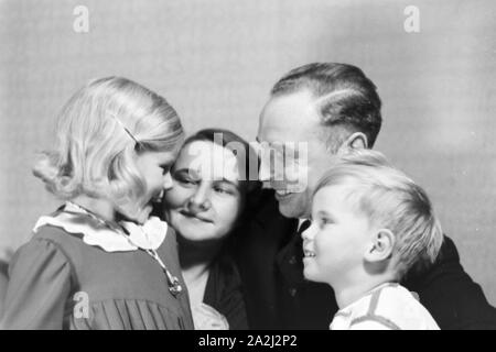 Alltagszenen einer Familie, Deutsches Reich 1930er Jahre. Scene di vita quotidiana di una famiglia, Germania 1930s. Foto Stock