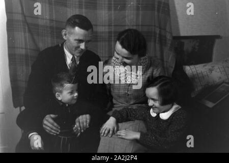 Alltagszenen einer Familie, Deutsches Reich 1930er Jahre. Scene di vita quotidiana di una famiglia, Germania 1930s. Foto Stock