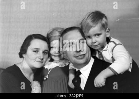 Alltagszenen einer Familie, Deutsches Reich 1930er Jahre. Scene di vita quotidiana di una famiglia, Germania 1930s. Foto Stock