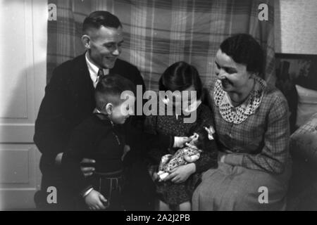 Alltagszenen einer Familie, Deutsches Reich 1930er Jahre. Scene di vita quotidiana di una famiglia, Germania 1930s. Foto Stock