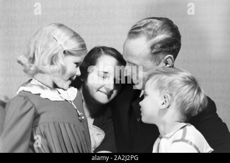 Alltagszenen einer Familie, Deutsches Reich 1930er Jahre. Scene di vita quotidiana di una famiglia, Germania 1930s. Foto Stock