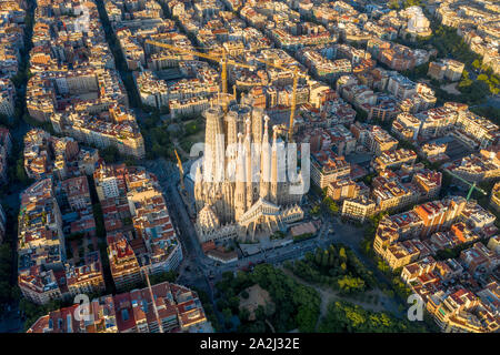 Spagna, Catalunya, Barcelona, vista aerea del quartiere Eixample e cattedrale Sagrada Familia Foto Stock