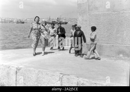 Die Erste Madeira-Fahrt mit dem Kreuzfahrtschiff 'Gustloff', Deutsches Reich 1938. Il viaggio inaugurale della nave da crociera "Gustloff', Germania 1938. Foto Stock