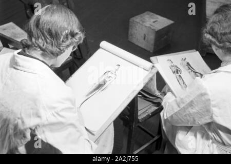 Ein Besuch der Modeschule von Wien, Deutsches Reich 1930er Jahre. Visitazione della scuola di moda a Vienna, Germania 1930s. Foto Stock