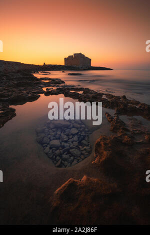 Bellissima vista del tramonto su Paphos vecchio castello, il porto e il mare in Paphos Cipro Foto Stock