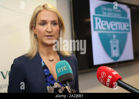 Ministro di Stato per gli affari europei Helen McEntee visiti le entrate call center al nuovo casa doganale, porto di Dublino. Foto Stock