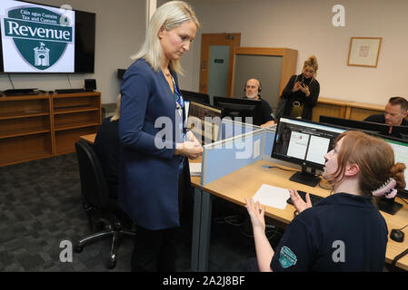 Ministro di Stato per gli affari europei Helen McEntee visiti le entrate call center al nuovo casa doganale, porto di Dublino. Foto Stock