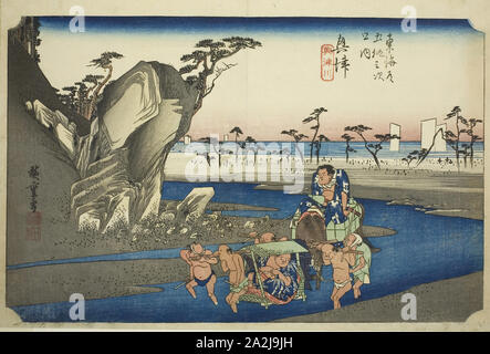 Okitsu: Il fiume Okitsu (Okitsu, Okitsugawa), dalla serie di cinquanta tre stazioni della linea Tokaido Road (Tokaido gojusan tsugi no uchi), noto anche come Hoeido Tokaido, c. 1833/34, Utagawa Hiroshige 歌川 広重, Giapponese, 1797-1858, Giappone, Color woodblock stampa, Oban, 24,3 x 36,2 cm (9 9/16 x 14 1/4 in Foto Stock