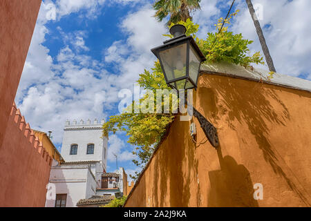 Passeggiando attraverso le antiche strade del quartiere ebraico di Siviglia e oggi chiamato Santacruz distretto. Foto Stock