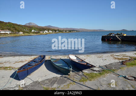 Viste della costa a Craighouse sull'isola scozzese del Giura Foto Stock