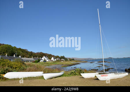 Viste della costa a Craighouse sull'isola scozzese del Giura Foto Stock