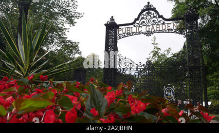 L'ingresso dei Giardini Pubblici con fiori di colore rosso a Halifax, Nova Scotia, Canada. Foto Stock