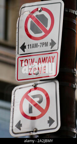 Nessun parcheggio, trainare zona. Parcheggio limitato segno in Canada Foto Stock