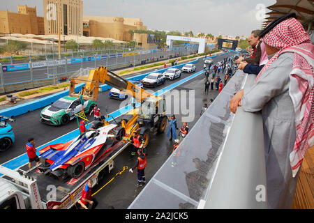 Saudia Arabia Saoedi Arabie Riyad Riaad Formula e gara. Visitatore maschio cercando 15-12-2018 photo Jaco Klamer Foto Stock