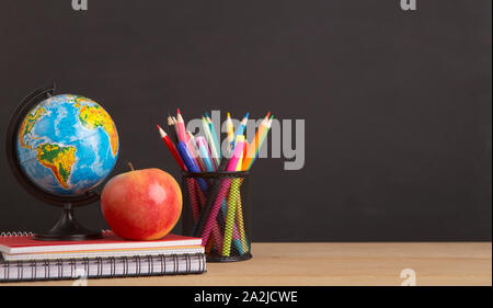 Articoli di cancelleria, Globo mondo Apple e su scheda nero Foto Stock