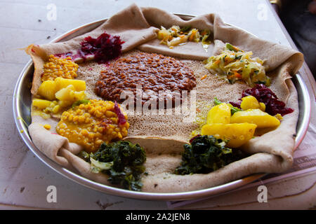 Injera firfir, focacce, tipiche Etiopi cibo il digiuno Foto Stock