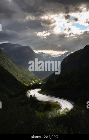 Vista sulla strada tortuosa attraverso la valle Hjelledalen in Norvegia. Foto Stock