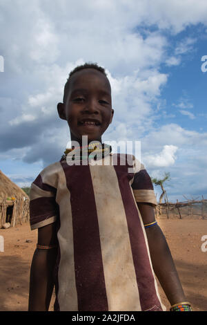 Turmi, Etiopia - Nov 2018: Hamer tribù kid in posa striped t-shirt. Valle dell'Omo Foto Stock