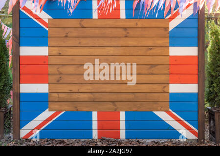 Tavola in legno verniciato con Gran Bretagna Union Jack flag. British paese simbolo nazionale. Copia vuota spazio per il testo in centro Foto Stock