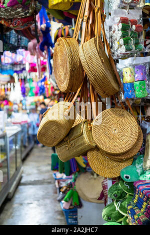 Display di souvenir in filippino mercato Mercato di souvenir a Sabah Borneo, Kota Kinabalu, Malaysia. Foto Stock