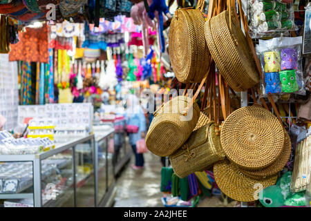 Display di souvenir in filippino mercato Mercato di souvenir a Sabah Borneo, Kota Kinabalu, Malaysia. Foto Stock