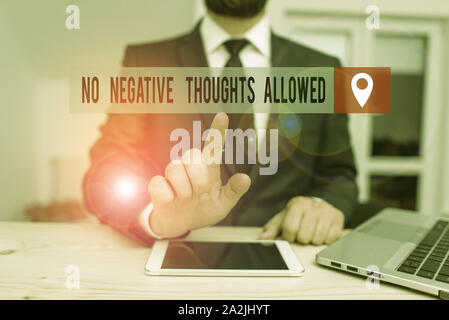 La grafia la scrittura di testo senza pensieri negativi ammessi. Foto concettuale sempre positivo motivato ispirato buone vibes Foto Stock