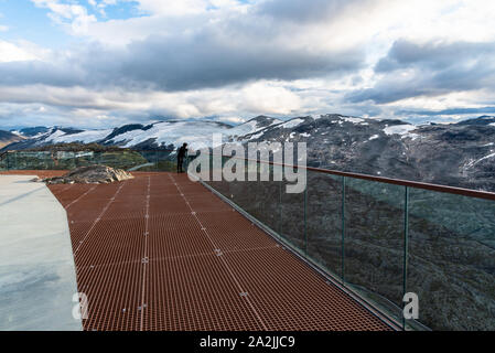 Paesaggio di montagna, il Geirangerfjord e tortuosa strada Nibbevegen dal punto di vista Dalsnibba, Norvegia. Foto Stock