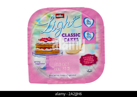 Muller Light classic torte ispirato yogurt Victoria Sponge gusto yogurt isolati su sfondo bianco - yogurt Foto Stock