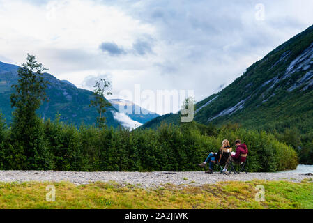 Jostedal Norvegia - agosto 19,2019:vista panoramica da Jostedal area camping sul torrente Jostedala e montagne norvegesi con picco innevato. Foto Stock