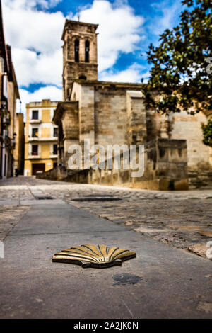 Primo piano della dentellatura marcatore per la El Camino de Santiago de Compostela, un pellegrinaggio cristiano che attraversa gran parte della Spagna. Foto Stock