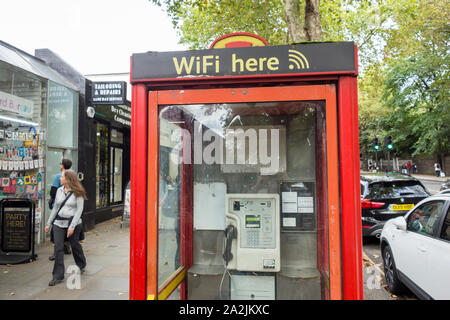 Qui WiFi telefono chiosco in Notting Hill Gate, London, Regno Unito Foto Stock