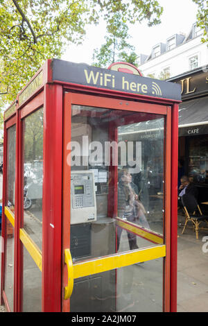 Qui WiFi telefono chiosco in Notting Hill Gate, London, Regno Unito Foto Stock