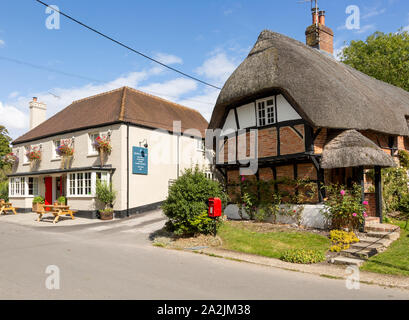 Tradizionale casa di paglia e Crown and Anchor Pub, prosciutto, Wiltshire, Inghilterra, Regno Unito Foto Stock