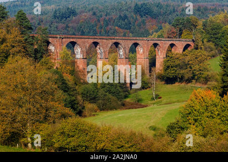 Viadotto (Himbächel viadotto) del 'Odenwaldbahn' (Odenwald ferroviario) al di sopra della valle Himbächel vicino Hetzbach nella regione di Odenwald, Hesse, Germania Foto Stock