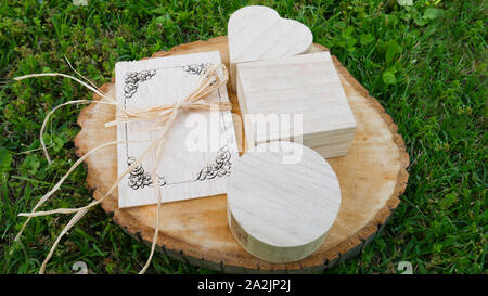 Eco decorazioni in legno - Un messaggio di saluto in legno carta e un dono di chiusura di scatole di diverse forme - Natura in background Foto Stock