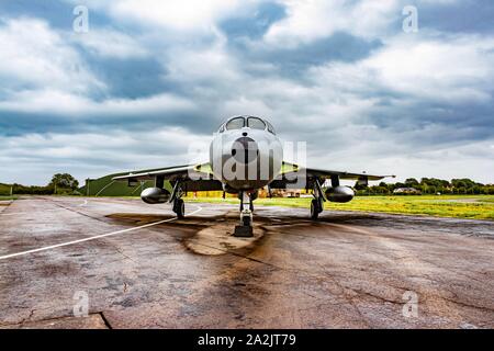 XL573 Hawker Hunter T7 in livrea argento parcheggiata accanto alla pista Foto Stock