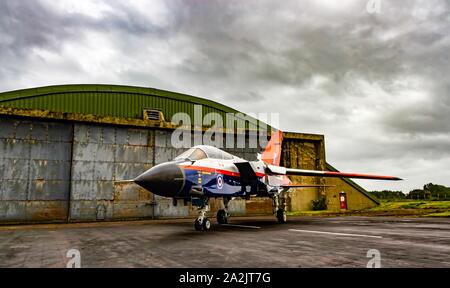 ZA326 Panavia Tornado GR1 in royal aeromobile est colori o lampone ripple come è affettuosamente conosciuto nella parte anteriore di un hangar sotto cieli moody Foto Stock