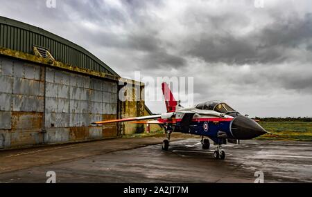 ZA326 Panavia Tornado GR1 in royal aeromobile est colori o lampone ripple come è affettuosamente conosciuto nella parte anteriore di un hangar sotto cieli moody Foto Stock