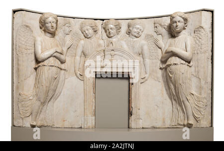 La parte superiore di una dimora per il Santo Sacramento, 1461/63, Isaia da Pisa, italiano, attivo 1428-64, Roma, marmo, 88,3 × 116,8 cm (34 3/4 × 46 in Foto Stock