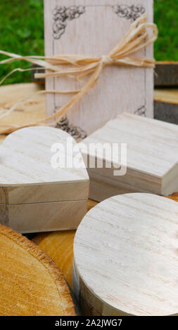 Messaggio di saluto in legno carta e un dono di chiusura di scatole di differenti forme sul moncone di legno Foto Stock