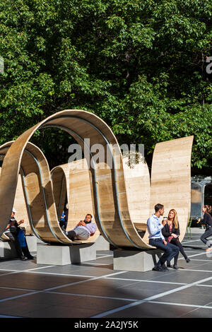 Ai visitatori di rilassarsi sulla si prega di essere insediato l'installazione da Paul Cocksedge presso il London Design Festival 2019 a Finsbury Avenue Square, Broadgate, Londra Foto Stock