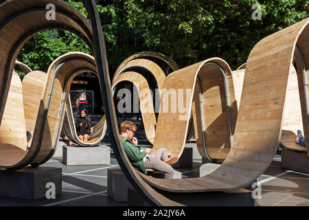 Ai visitatori di rilassarsi sulla si prega di essere insediato l'installazione da Paul Cocksedge presso il London Design Festival 2019 a Finsbury Avenue Square, Broadgate, Londra. Foto Stock